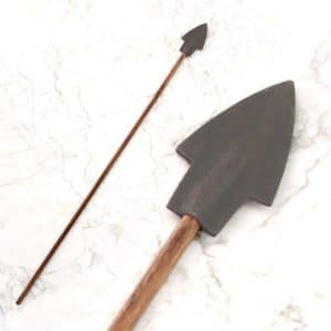 Lasten keihäs, puuta/nahkaa