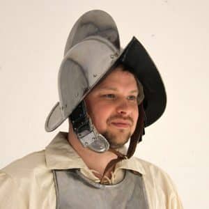 Morion-kypärä poskilevyillä