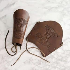 Nahkainen käsivarren suoja kohokuvioidulla Thorin vasaralla