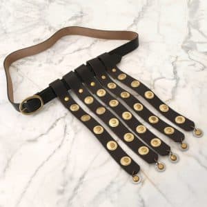 Roomalainen vyö riippuvilla nahkakoristeilla