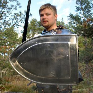 Ritarillinen teräskilpi taistelukäyttöön