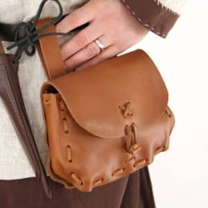 Nahkainen ruskea vyölaukku nyörireunoilla