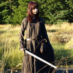 Hiekanruskea varhaiskeskiajan mekko