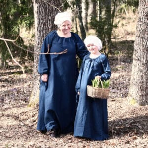 Keskiaikamekko nyörisääteisellä kaula-aukolla