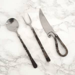 Aterinsetti mustalla mokkanahkapussilla