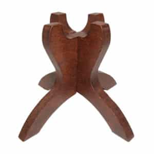 Puinen pöytäteline aseiden tukemiseen