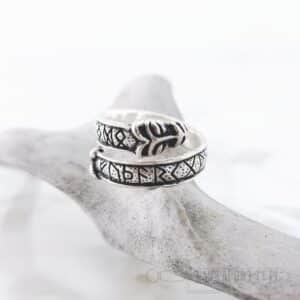 Viikinkisormus "Riimut"