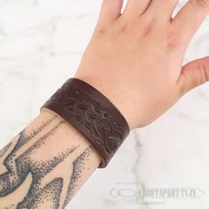 Nahkaranneke "Eläimiä solmukuviossa"