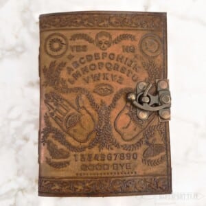 Ouija-lauta muistikirja antiikkipaperilla