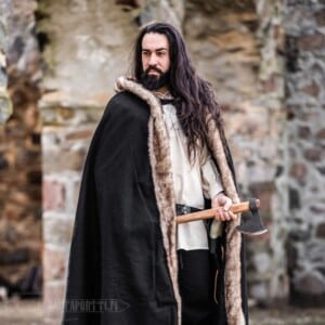 Musta villainen viitta tekoturkisreunuksella