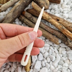 Kinnasneula, valkoista luuta